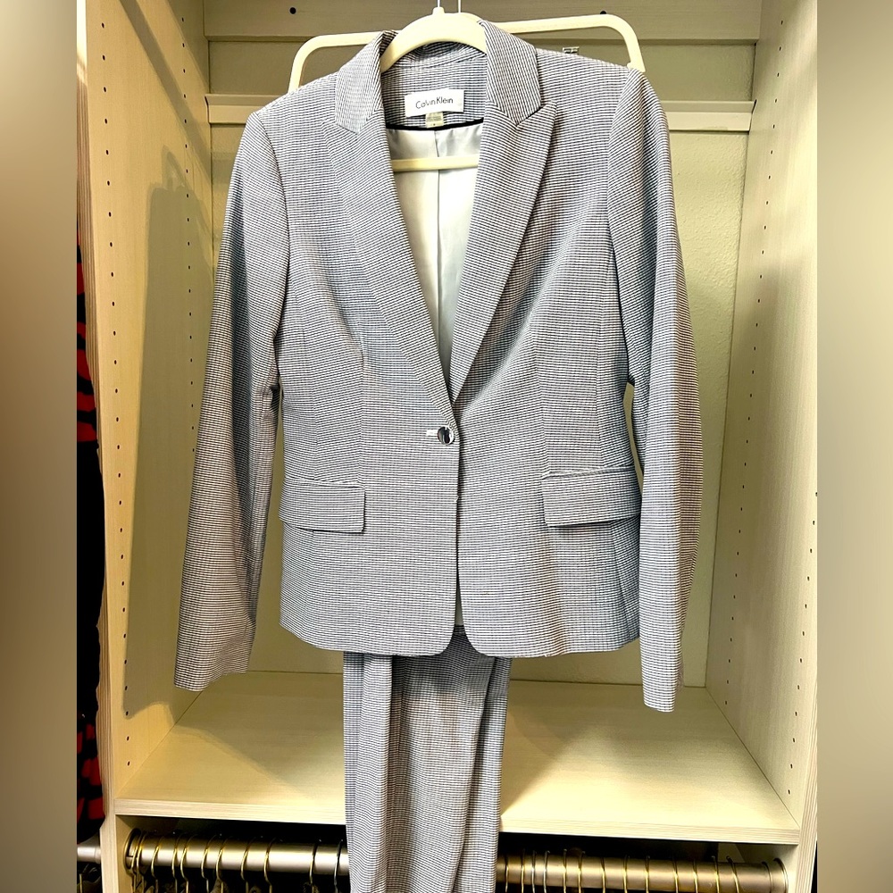 Lightly worn, seersucker Calvin Klein suit! Very sharp and light material